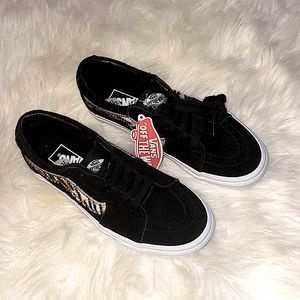 Nice Vans with Zebra design Size 6 1/2